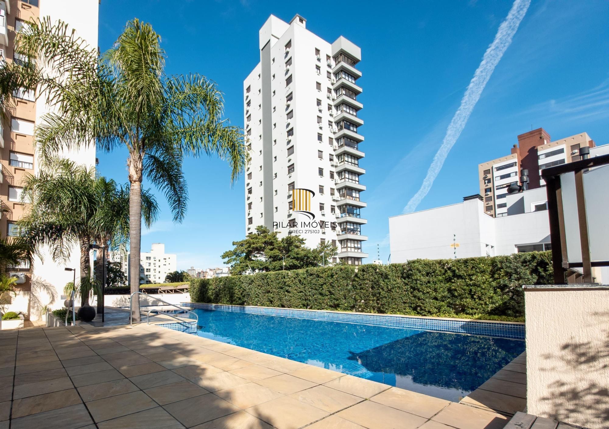 Apartamento com amplo living, duas vagas próximo ao Iguatemi