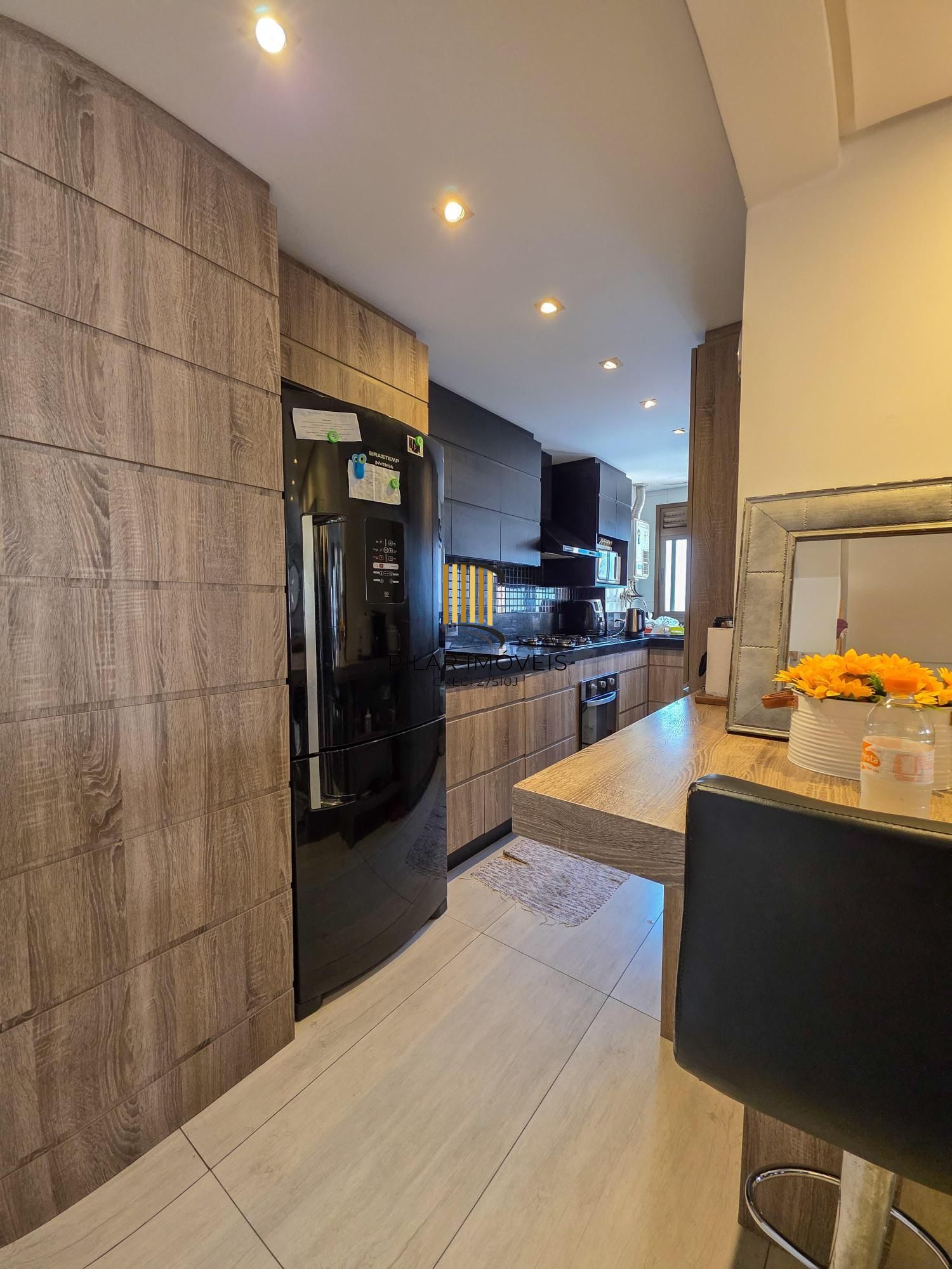 Apartamento com amplo living, duas vagas próximo ao Iguatemi