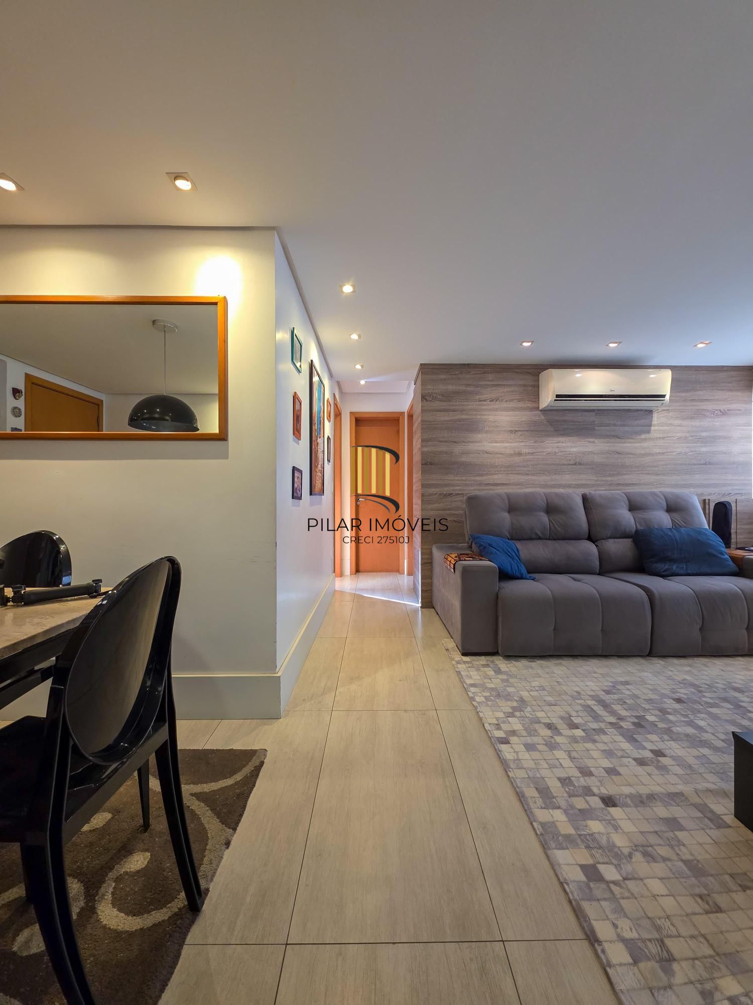 Apartamento com amplo living, duas vagas próximo ao Iguatemi