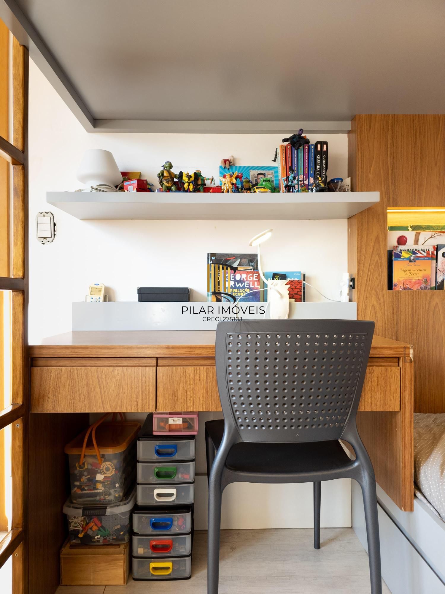 Apartamento com amplo living, duas vagas próximo ao Iguatemi