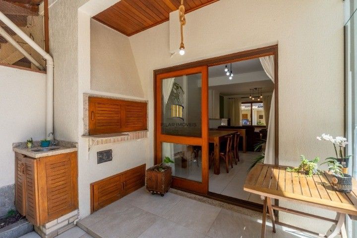 Casa de Condomínio 3 dormitórios no bairro Cavalhada