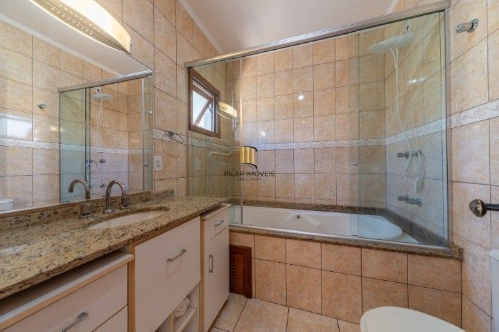 Casa de Condomínio 3 dormitórios no bairro Cavalhada