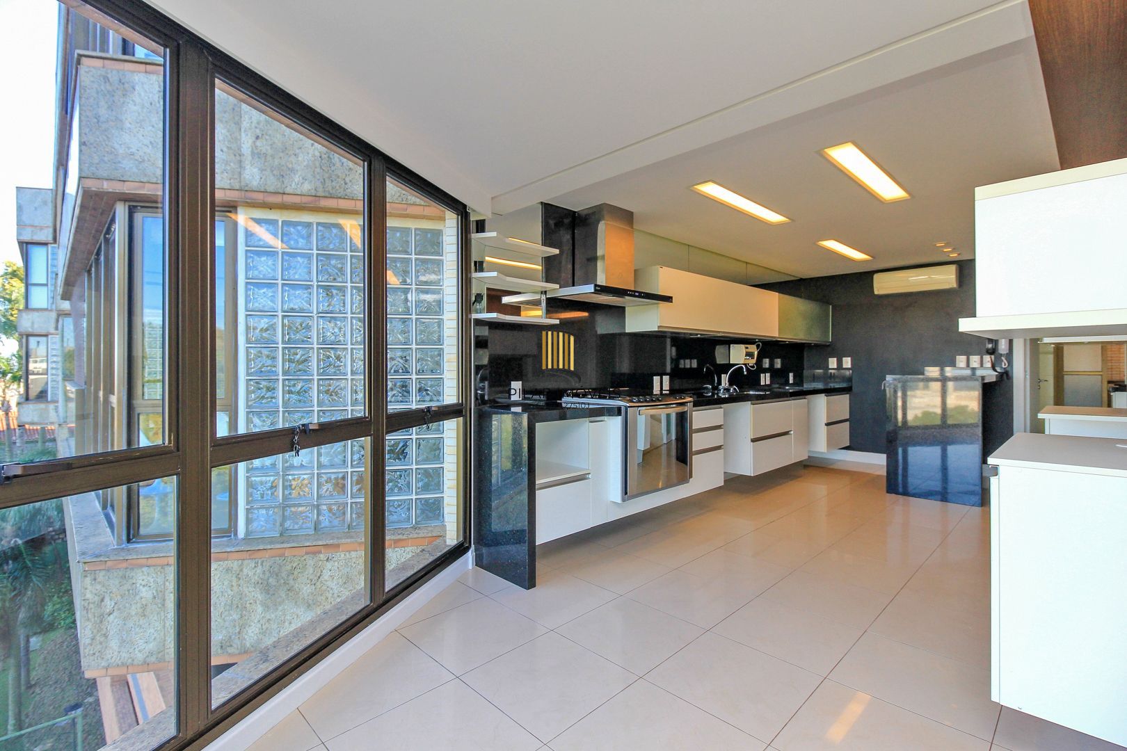 Apartamento alto padrão , 3 suítes, 3 vagas garagem, depósito, bairro Cristal