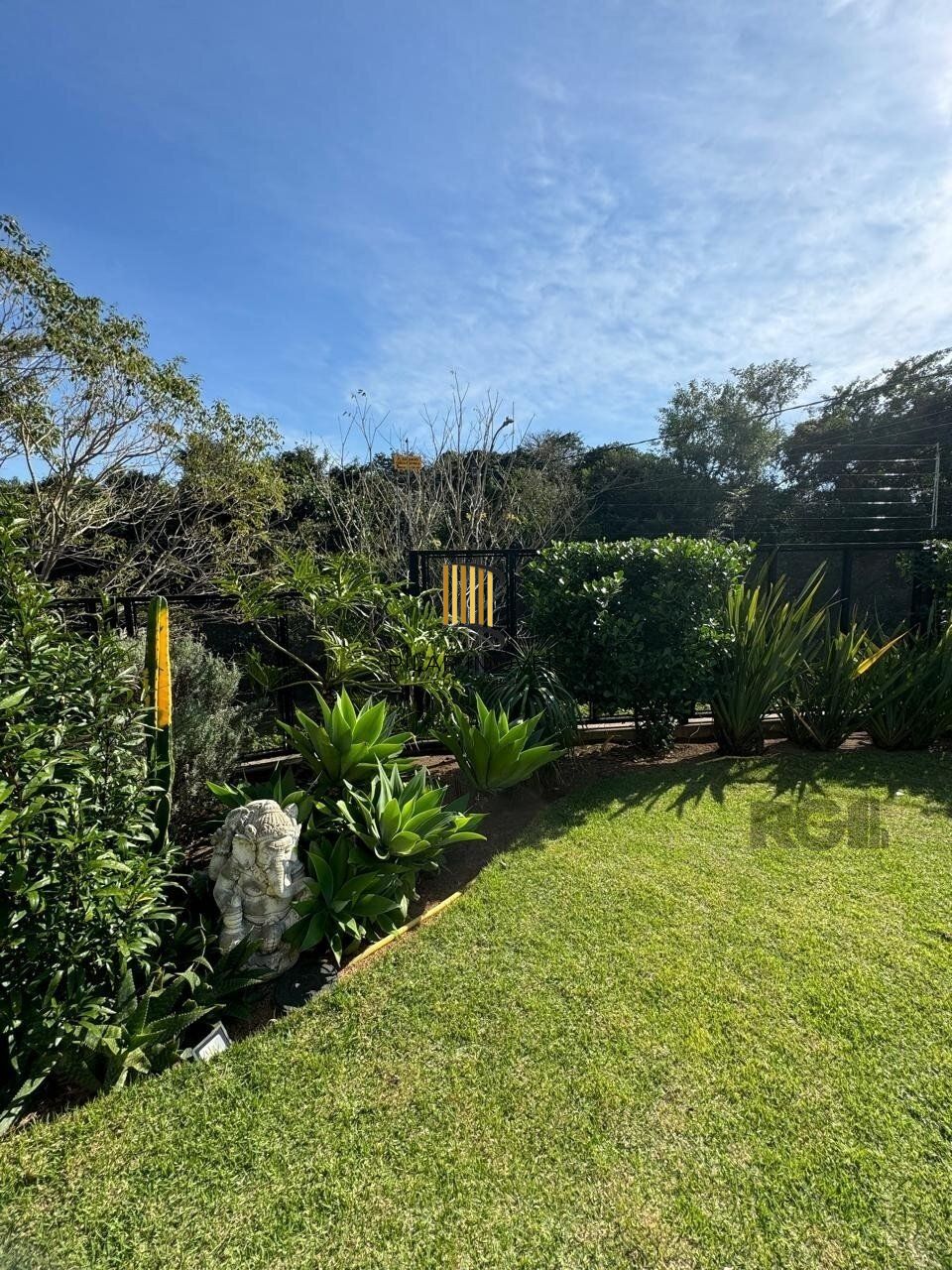 Casa 3 dormitórios no bairro Guarujá