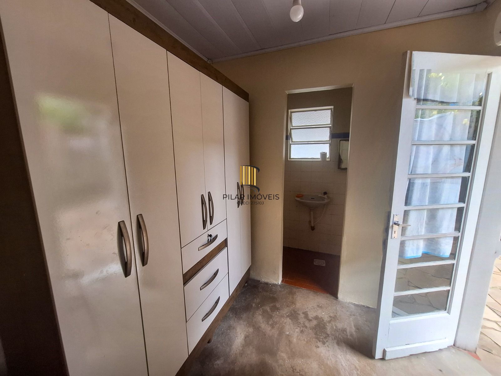 Apartamento térreo com 2 dormitórios e amplo pátio no bairro Floresta