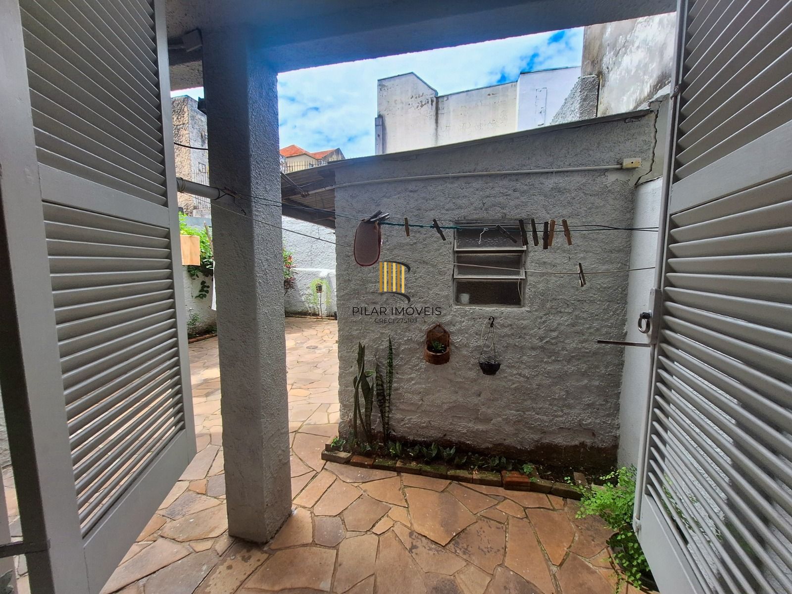 Apartamento térreo com 2 dormitórios e amplo pátio no bairro Floresta