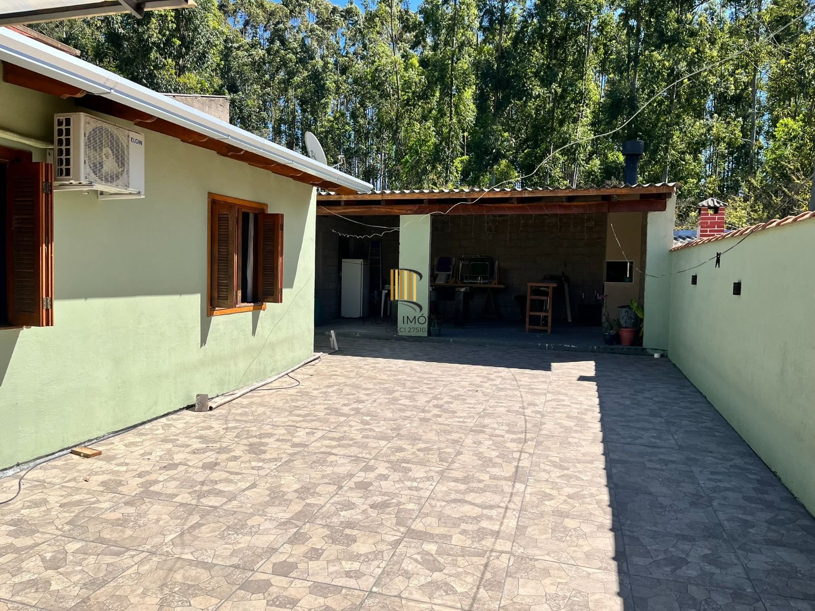 Casa 3 dormitorios com amplo patio