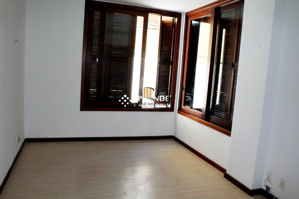Venda Apartamento tipo Cobertura horizontal com vista panorâmica com Três quartos, uma suíte com banheira de hidromassagem, closet. Junto ao Menino Deus