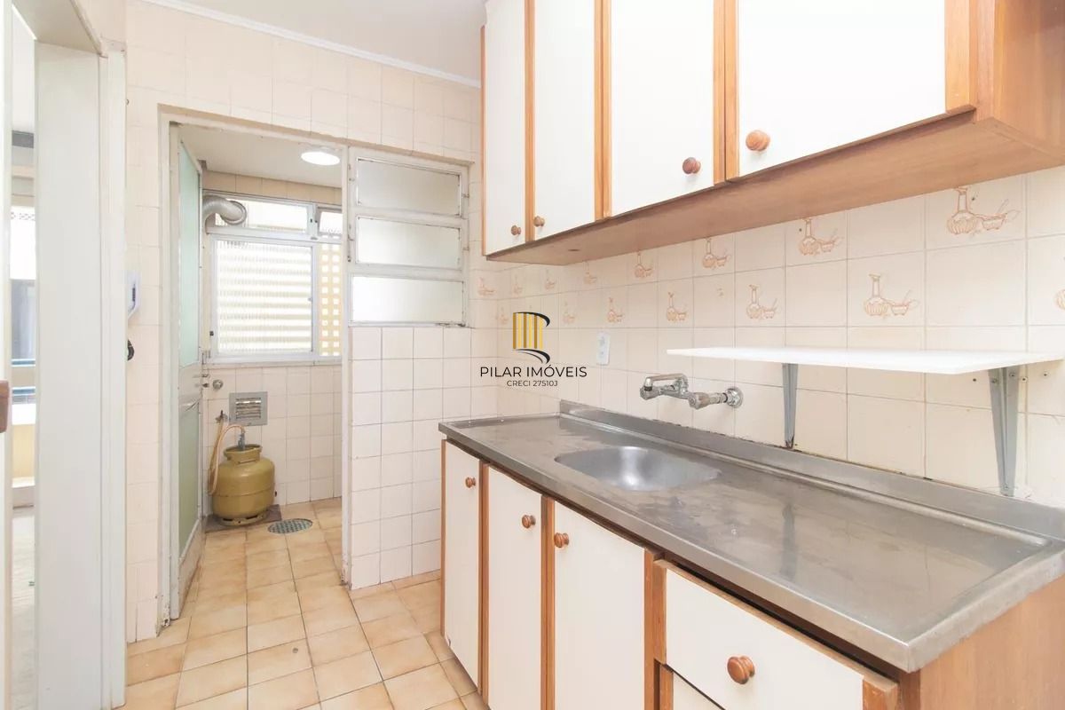Excelente apto. no Bairro Partenon, com 52m2 de área útil, semi mobiliado, de 01 dormitório c/ uma vaga de garagem escriturada e coberta