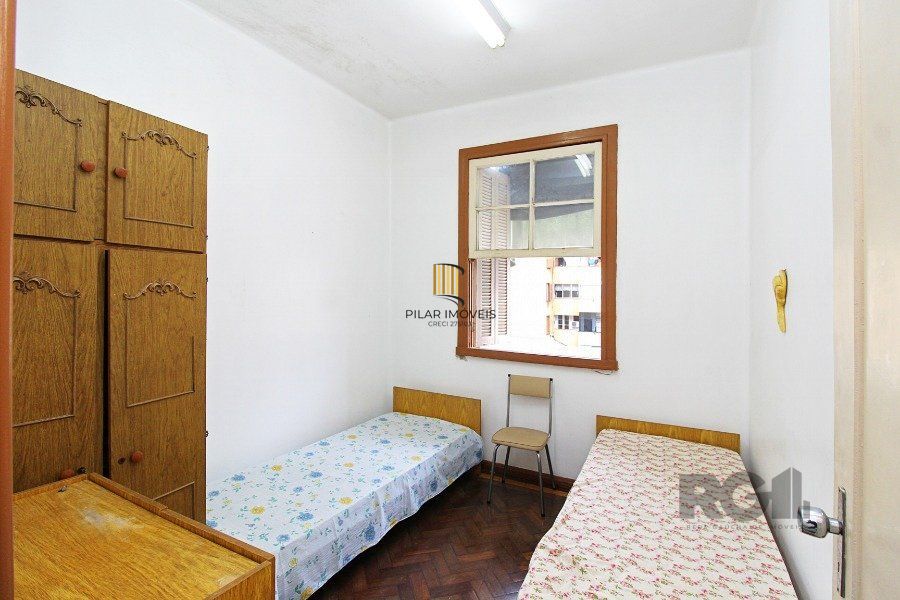 Apartamento a venda na Avenida Alberto Bins com 4 quartos, 2 banheiros, elevador, frente a fundos,  no coração do Centro Histórico de Porto Alegre