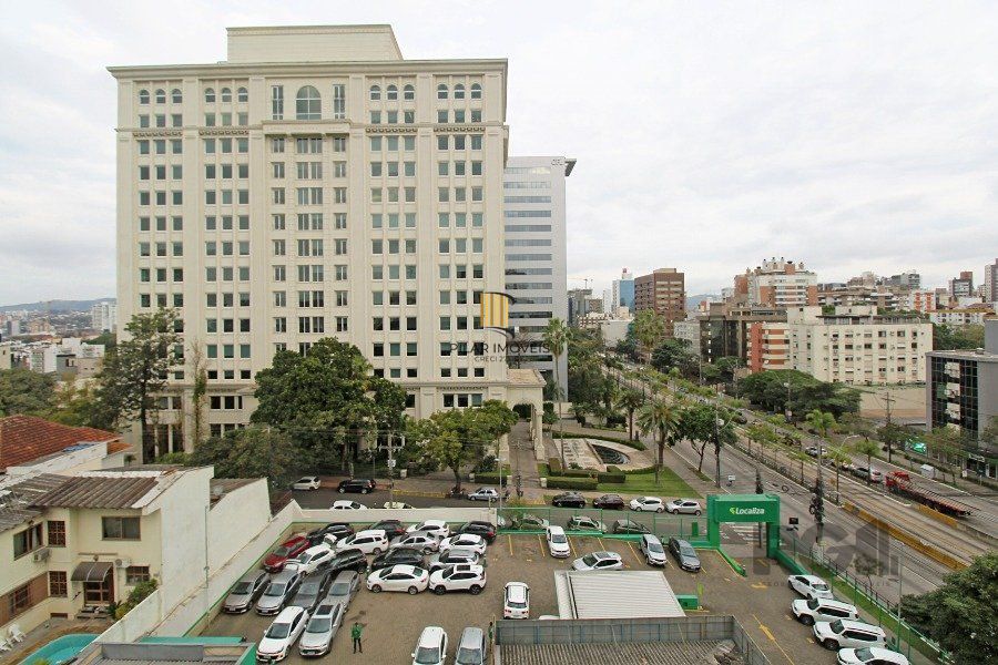 Conjunto com 171,46m² área privativa, com 1 vaga de garagem.