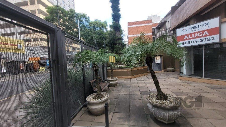 Loja a Venda na Rua Félix da Cunha, com 150m², Moinhos de Vento, entre a Av Cristóvão e Rua  Marques do Pombal, com amplo salão