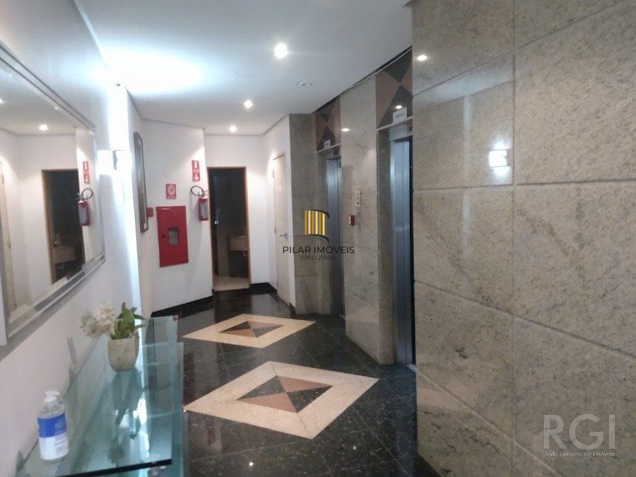 VENDO APARTAMENTO UM DORMITORIO BOM FIM ELEVADOR  1 VAGA