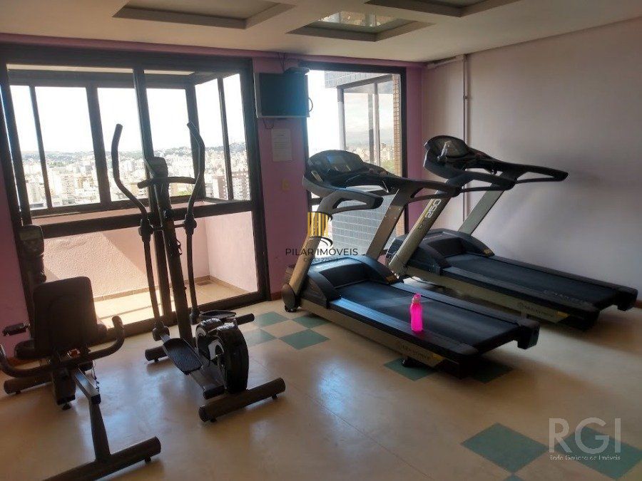 VENDO APARTAMENTO UM DORMITORIO BOM FIM ELEVADOR  1 VAGA