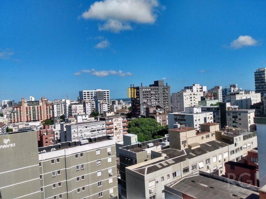 VENDO APARTAMENTO UM DORMITORIO BOM FIM ELEVADOR  1 VAGA