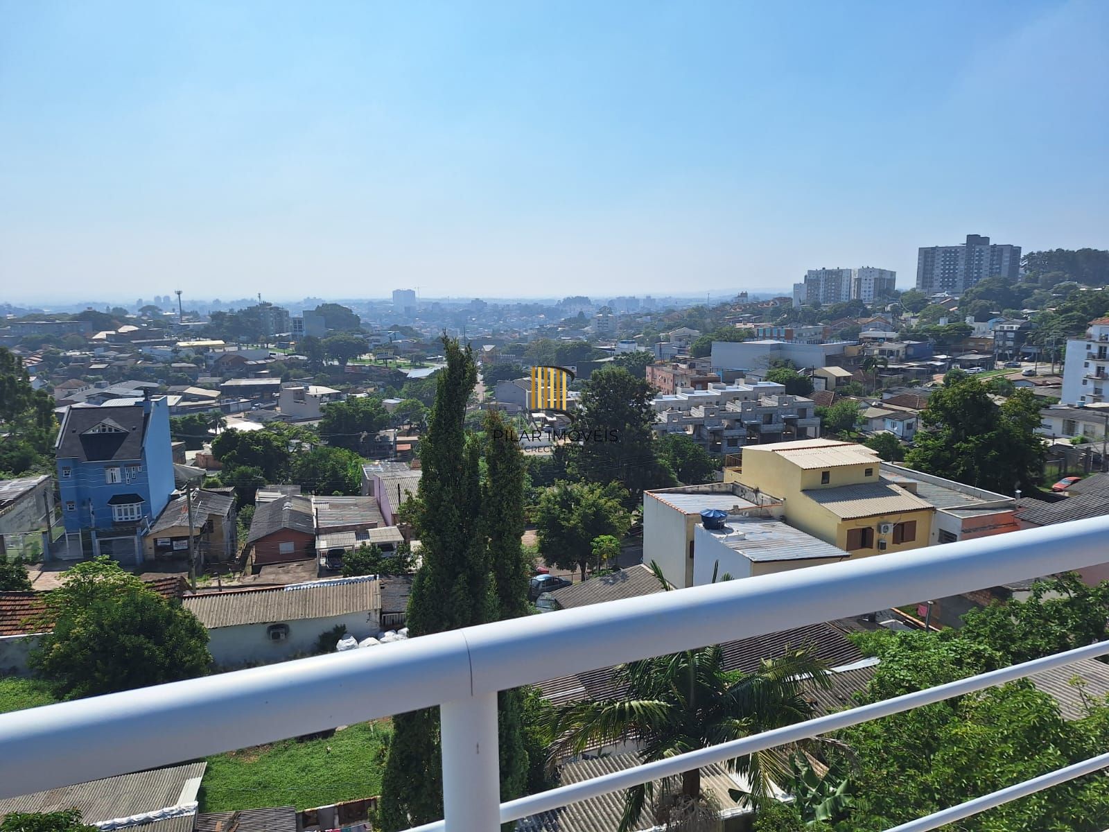 Excelente prédio na Vila Jardim Porto Alegre, de 870 metros de área construída com 02 apartamentos sendo  (#201 com 173,13m2 ) (#202 com 211,45m2) e 01cobertura com 180,00m2, sendo as 03 unidades totalmente mobiliadas com moveis sob medida, equipamentos de 1ª qualidade, Prédio com 05 vagas para estacionamento interno, coberto.