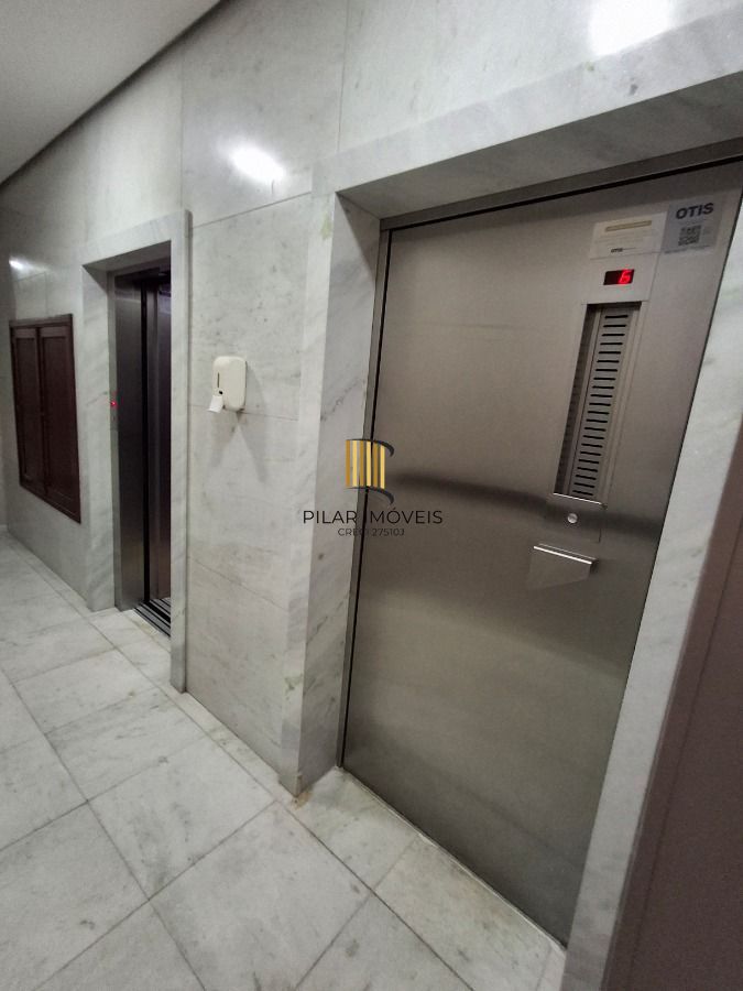 Apartamento de 2 dormitórios 76,90 m² de área privativa, com living para 2 ambientes com piso em tabuão