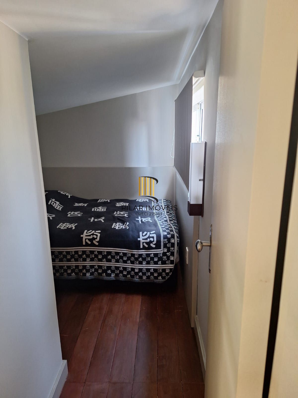 Excelente prédio na Vila Jardim Porto Alegre, de 870 metros de área construída com 02 apartamentos sendo  (#201 com 173,13m2 ) (#202 com 211,45m2) e 01cobertura com 180,00m2, sendo as 03 unidades totalmente mobiliadas com moveis sob medida, equipamentos de 1ª qualidade, Prédio com 05 vagas para estacionamento interno, coberto.