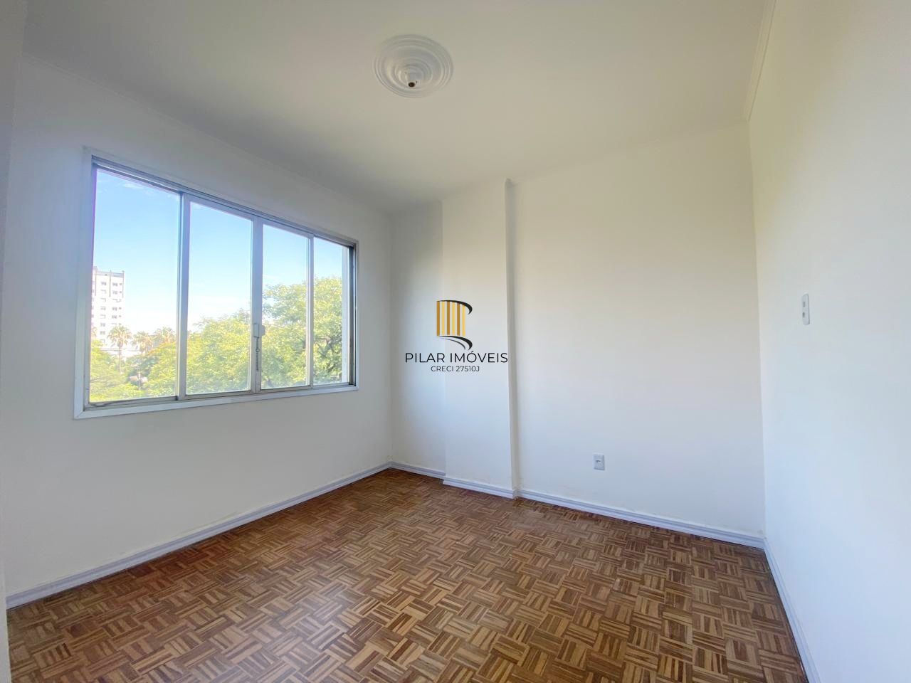 Apartamento  reformado de 3 dormitórios transformado em 2 perto da Redenção