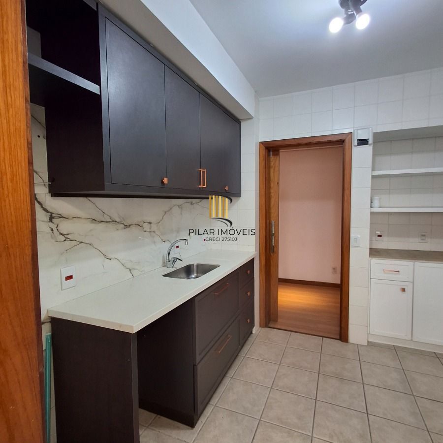 VENDA apartamento de 3 dormitórios, no bairro Moinhos de Vento, com 158 m² de área privativa