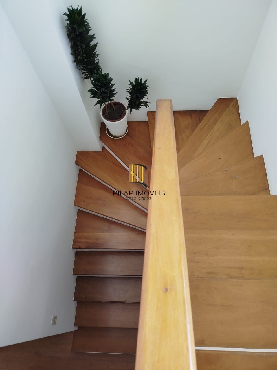 Venda casa em condomínio semi-novo com 330 metros quadrados privativos, 3 suítes, sendo 2 imensas e uma delas com lareira, lavabo, churrasqueira, terraço, piscina