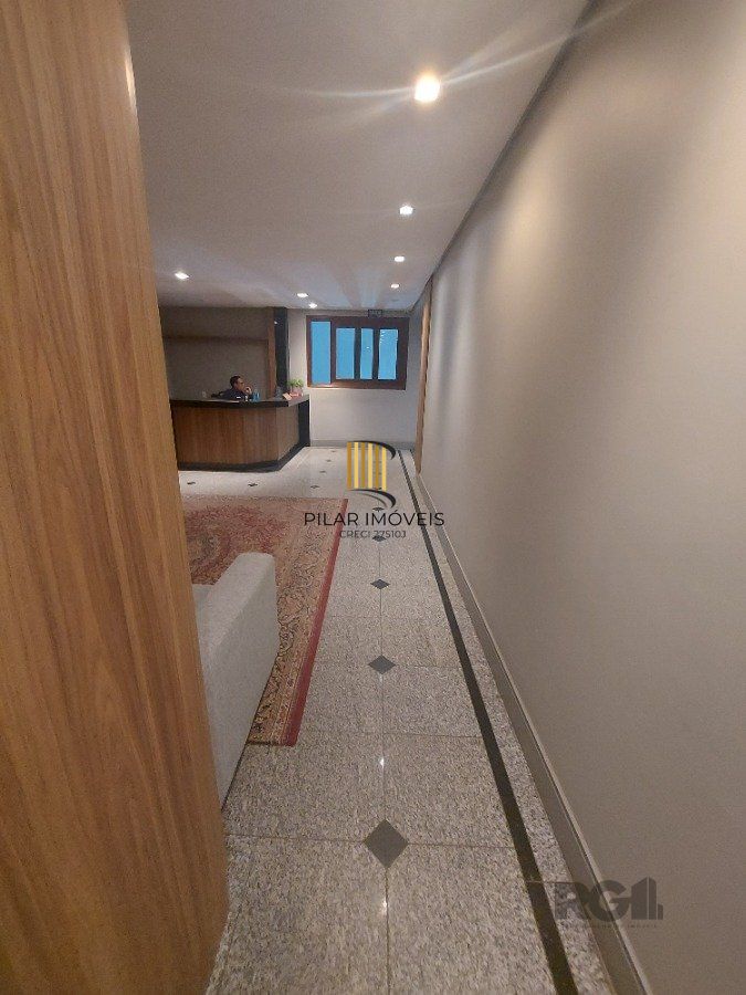 sala comercial, medindo 36,12 m² área privativa e 49,27 m² de área total, com 1 box coberto duplo, localizada no Moinhos de Vento
