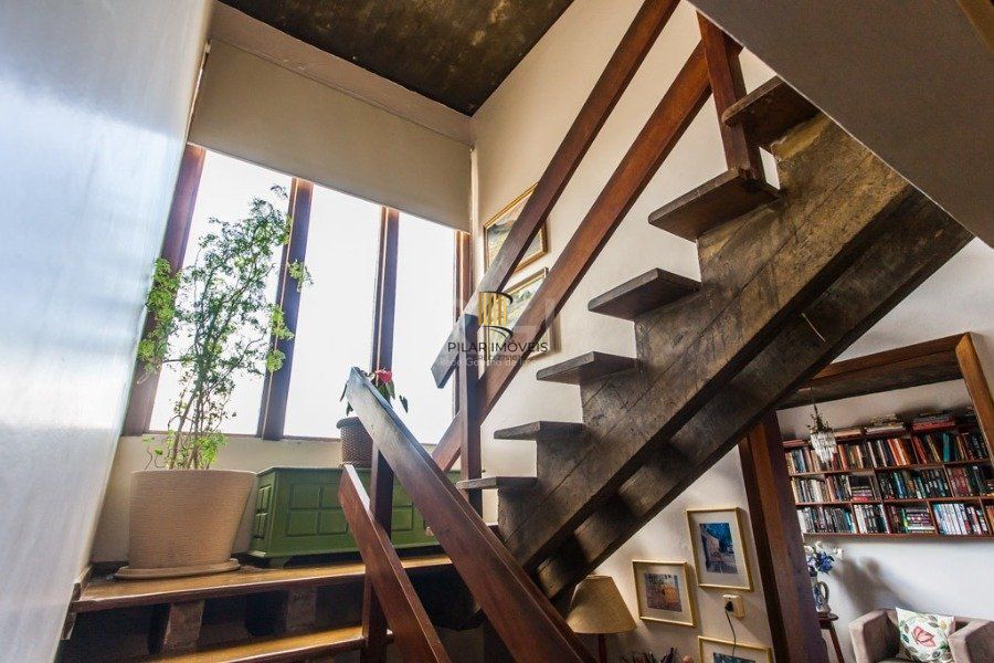 Casa para Venda - 400m², 3 dormitórios, sendo 1 suites, 5 vagas - Cristal