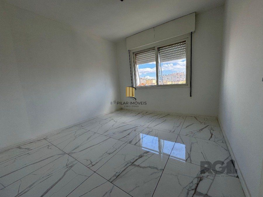 Apartamento com 54,70 m² de área privativa com dois dormitórios, sala, cozinha e área de serviço. Reformado.  Piso porcelanato