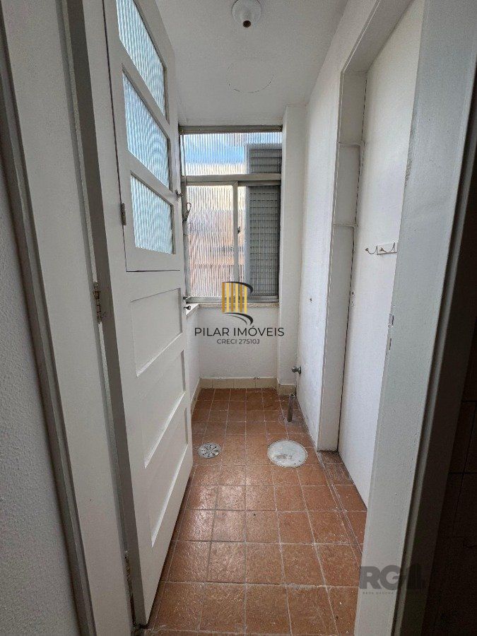 Apartamento com 54,70 m² de área privativa com dois dormitórios, sala, cozinha e área de serviço. Reformado.  Piso porcelanato