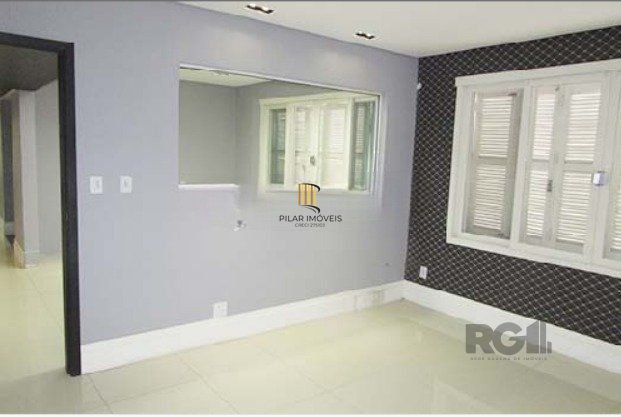 PRÉDIO A VENDA na rua Cairu, Navegantes Porto Alegre RS com aproximadamente 430m², com 2 pavimentos,  espaço de estacionamento para 8 veiculos,