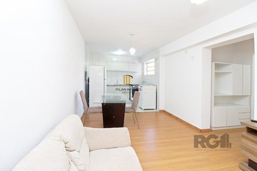 Apartamento 2 dormitórios com excelente localização, ventilado e iluminado., mobiliado, com churrasqueira ,  split nos quartos.
