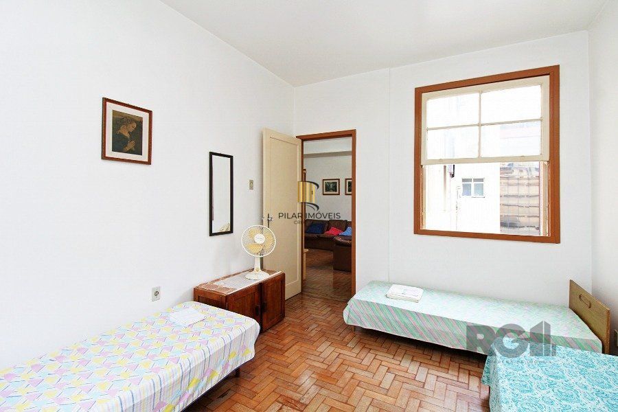 Apartamento a venda na Avenida Alberto Bins com 4 quartos, 2 banheiros, elevador, frente a fundos,  no coração do Centro Histórico de Porto Alegre
