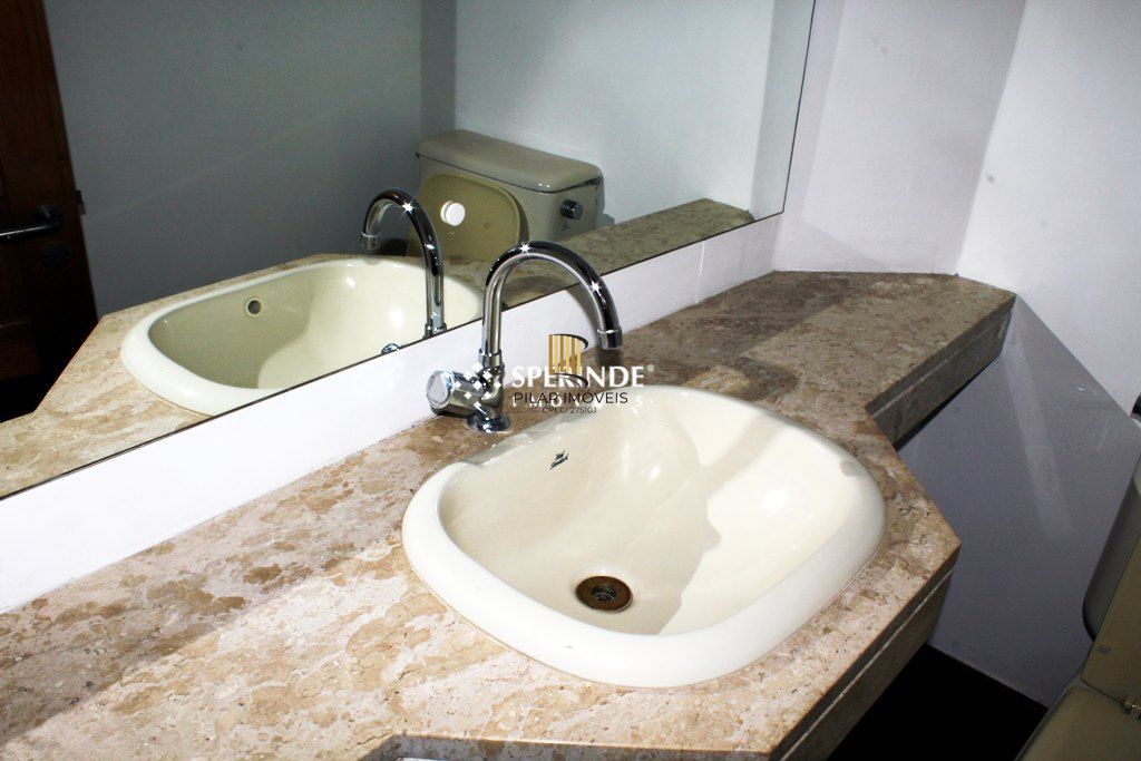 Venda Apartamento tipo Cobertura horizontal com vista panorâmica com Três quartos, uma suíte com banheira de hidromassagem, closet. Junto ao Menino Deus