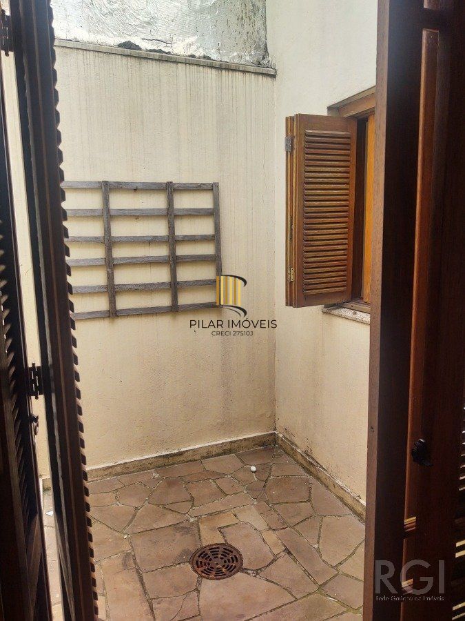 Excelente casa, 2 quartos,  ampla com 120m² de área privativa e 296,30m² de área total no Passo das Pedras