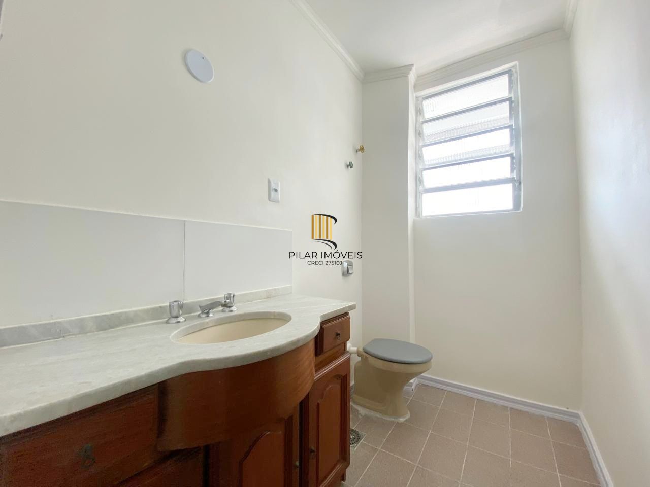 Apartamento  reformado de 3 dormitórios transformado em 2 perto da Redenção