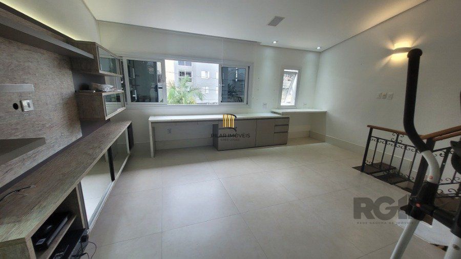 Venda, casa com 3 dormitórios, sendo 2 suítes, piscina, opção para 4º dormitório, 4 vagas, na Chácara das pedras, Porto Alegre RS