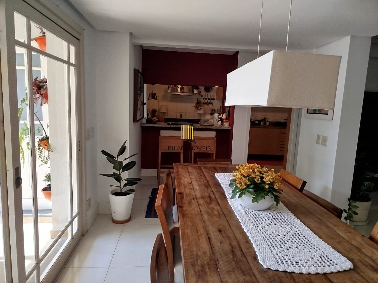 Venda casa em condomínio semi-novo com 330 metros quadrados privativos, 3 suítes, sendo 2 imensas e uma delas com lareira, lavabo, churrasqueira, terraço, piscina