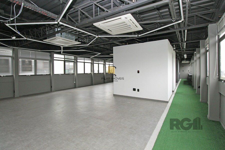 Conjunto com 171,46m² área privativa, com 1 vaga de garagem.