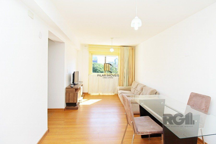 Apartamento 2 dormitórios com excelente localização, ventilado e iluminado., mobiliado, com churrasqueira ,  split nos quartos.