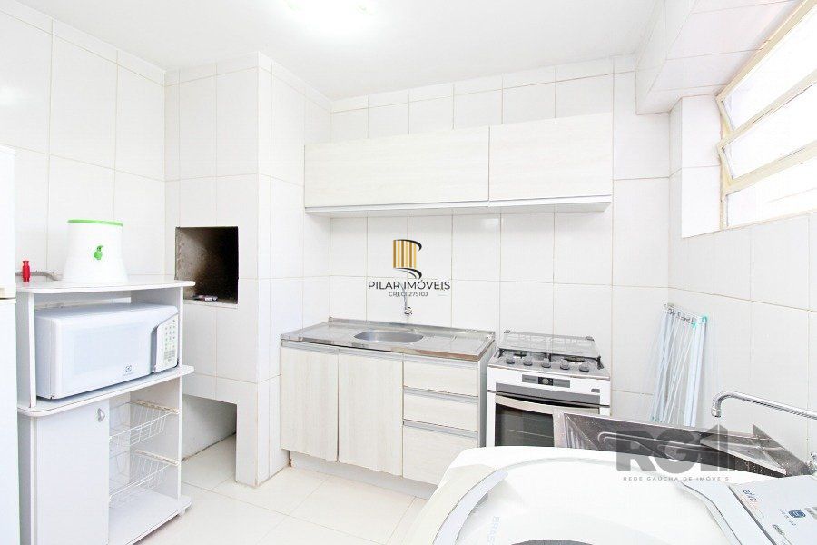 Apartamento 2 dormitórios com excelente localização, ventilado e iluminado., mobiliado, com churrasqueira ,  split nos quartos.
