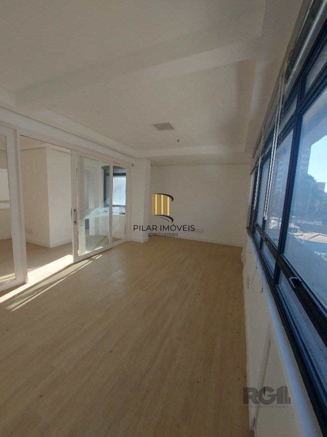 sala comercial, medindo 36,12 m² área privativa e 49,27 m² de área total, com 1 box coberto duplo, localizada no Moinhos de Vento