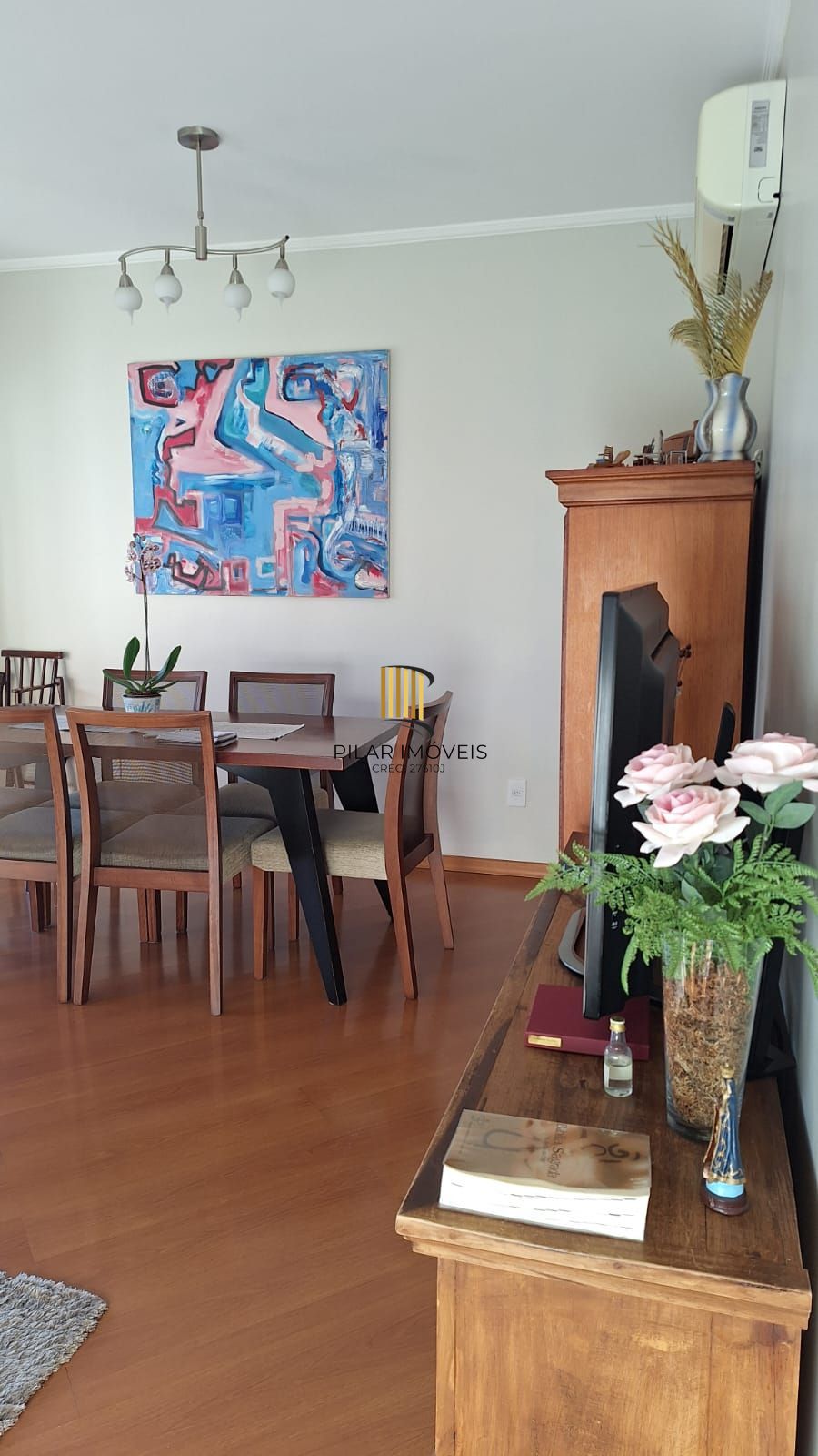 Apartamento de 2 domitórios, com varanda, churrasqueira, 2 vagas.