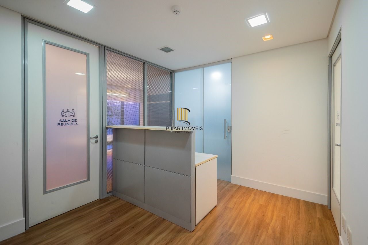 Conjunto comercial com 2 salas integradas, 2 banheiros e 3 vagas de garagem.