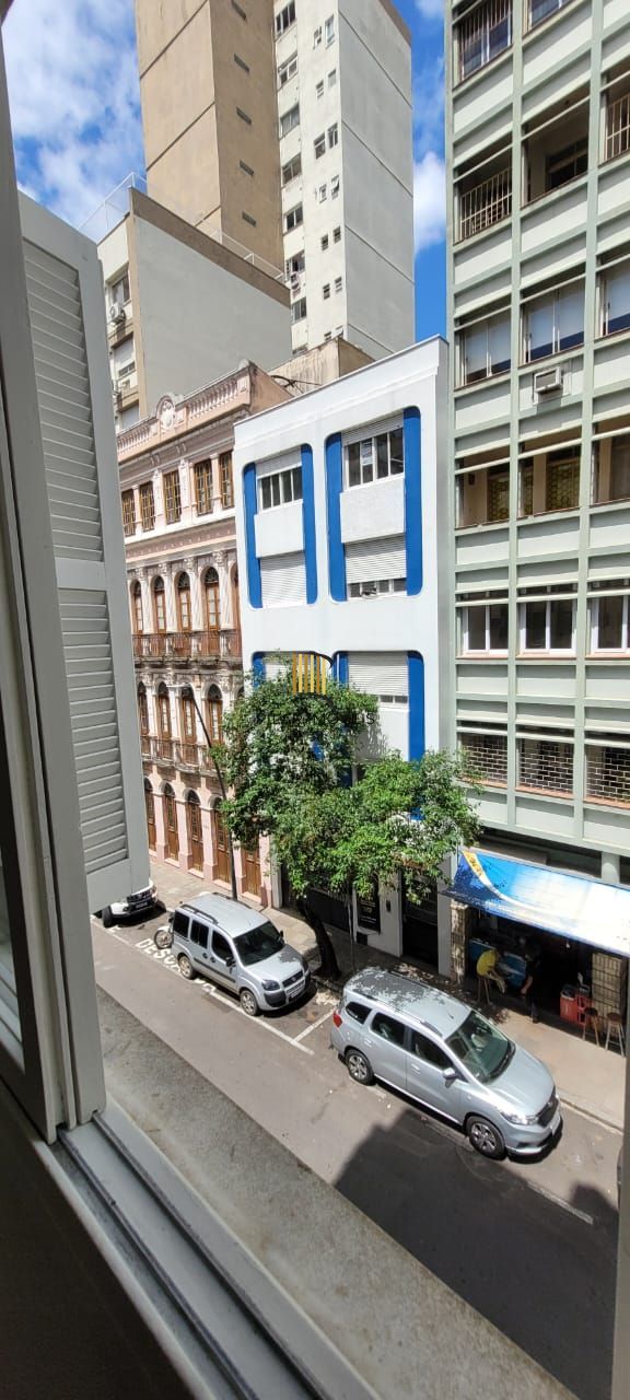 Venda apartamento totalmente reformado, 3 dormitórios living amplo, ótima iluminação, lareira ecológica, centro histórico