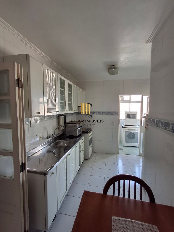 Apartamento de 2 dormitórios 76,90 m² de área privativa, com living para 2 ambientes com piso em tabuão