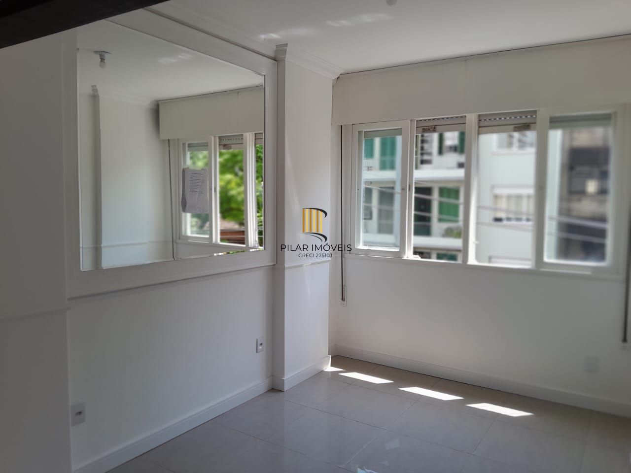 apartamento à venda no Edifício Caravellas, localizado na Rua Dr. Timóteo, no bairro Moinhos de Vento