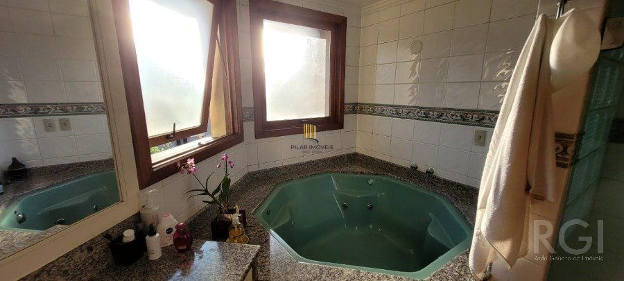 VENDA Casa  em condomínio  com 3 quartos,  suite,   no Bairro Chácara das Pedras,  Porto Alegre RS,  na  rua Monte Alverne. 