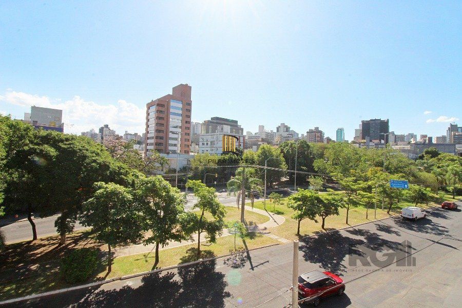Apartamento 2 dormitórios com excelente localização, ventilado e iluminado., mobiliado, com churrasqueira ,  split nos quartos.