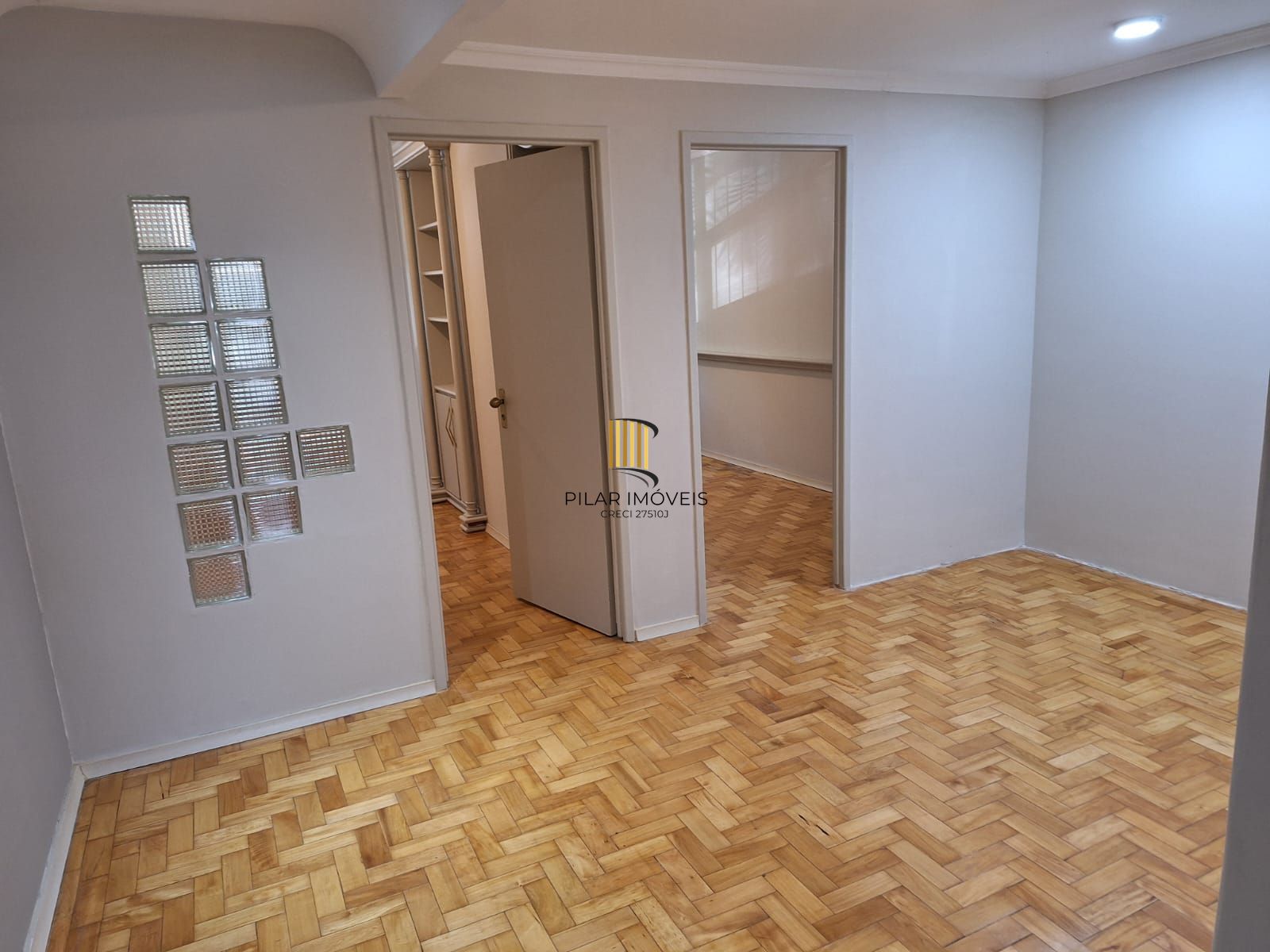 Sala coml. 42,61m2 c/divisórias, Rua Mostardeiro, Independência,R$190 mil