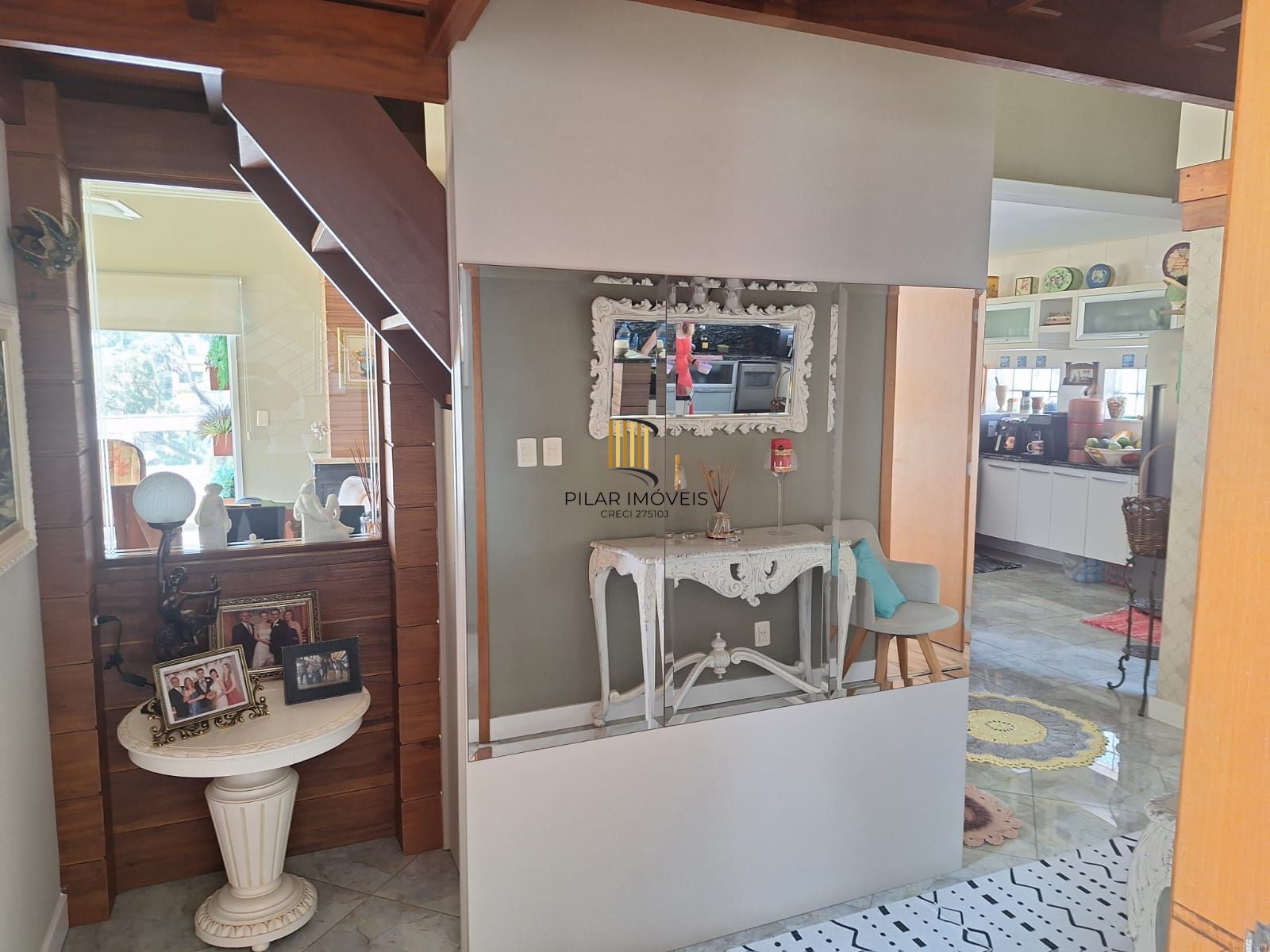 Excelente prédio na Vila Jardim Porto Alegre, de 870 metros de área construída com 02 apartamentos sendo  (#201 com 173,13m2 ) (#202 com 211,45m2) e 01cobertura com 180,00m2, sendo as 03 unidades totalmente mobiliadas com moveis sob medida, equipamentos de 1ª qualidade, Prédio com 05 vagas para estacionamento interno, coberto.